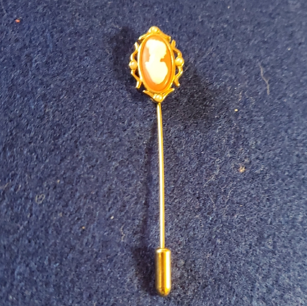 Avon Vintage 1978 Goldtone Cameo Brooch Pin with faux pearls